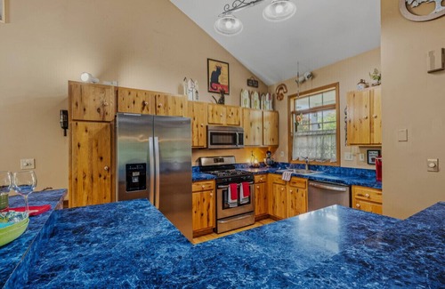 Berkeley Springs House | Blue Badger Cottage-wifi, screen porch, fire pit, game room, king bed, fireplace