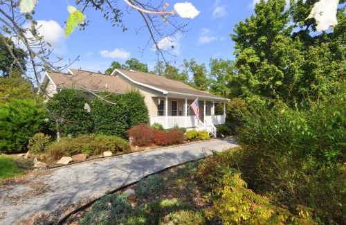Berkeley Springs Ski Chalet | Blue Badger Cottage -Wifi, Fire Pit, Fireplace, Screen Porch, Game Room, King Bed, Grill