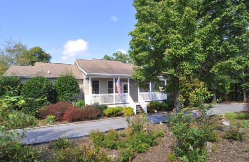 Berkeley Springs Ski Chalet | Blue Badger Cottage -Wifi, Fire Pit, Fireplace, Screen Porch, Game Room, King Bed, Grill