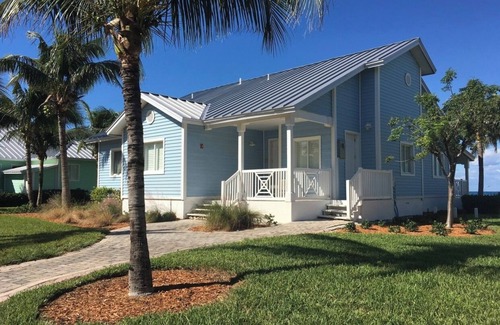 Alice Town House | Blue Beach Front Home at Resort World