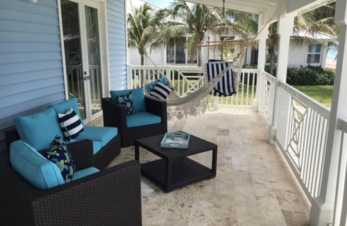 Alice Town House | Blue Beach Front Home at Resort World