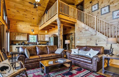 Bryson City Cabin | Blue Bear Cabin Beautiful Mtn views, gated, 2 b/r sleeps 4 Hot tub + loft