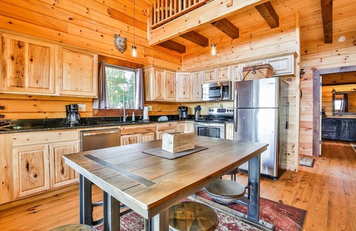 Bryson City Cabin | Blue Bear Cabin Beautiful Mtn views, gated, 2 b/r sleeps 4 Hot tub + loft