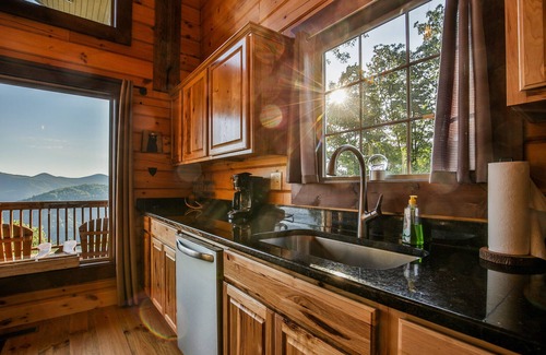 Bryson City Cabin | Blue Bear Cabin Beautiful Mtn views, gated, 2 b/r sleeps 4 Hot tub + loft