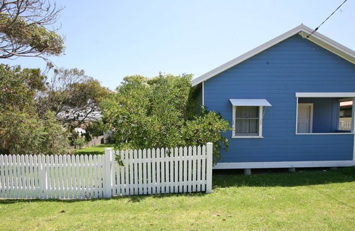 Bermagui House | BLUE BERMI BEACH HOUSE: 10 Barragoot Street- Fishing shack and pet friendly