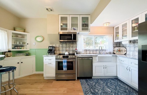 Carlton House | Blue Bird Cottage - a charming 2-bedroom house with WiFi, AC in adorable Carlton