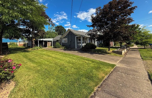 Carlton House | Blue Bird Cottage - a charming 2-bedroom house with WiFi, AC in adorable Carlton