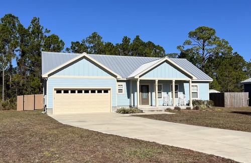 Magnolia Bluffs House | Blue Breeze | Cozy 3BR Retreat with Fenced Yard & Beach Gear Credit