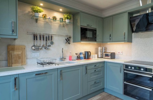 York House | Blue Bridge View – Luxe Riverside + Free Parking