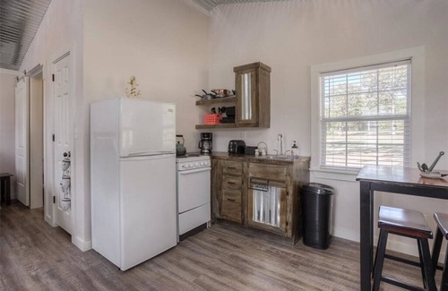 Trinity Apartment | Blue cabin retreat on white rock creek