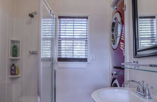 Trinity Apartment | Blue cabin retreat on white rock creek