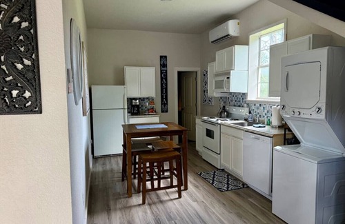 Argyle House | Blue Casita - So close to I-35W!