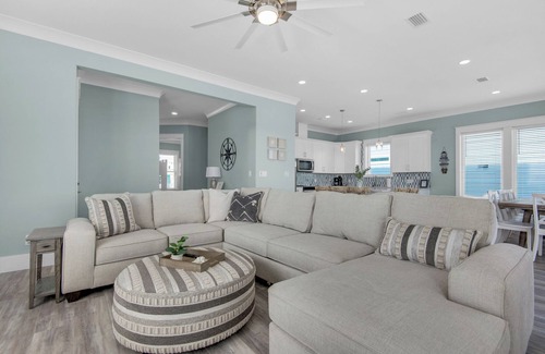 Navarre Beach House | Blue Chair | 🚤 Boater’s Paradise | Pool | Dock | Outdoor Bar | Pet Friendly 🐾