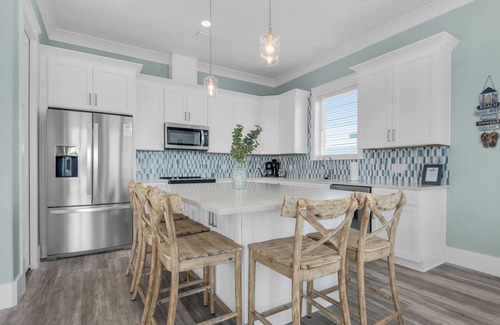 Navarre Beach House | Blue Chair | 🚤 Boater’s Paradise | Pool | Dock | Outdoor Bar | Pet Friendly 🐾