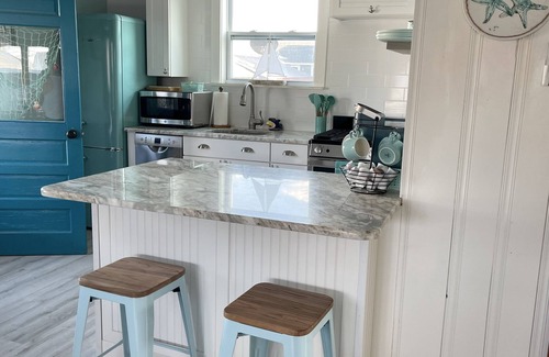 Hampton House | Blue Chill Cottage! Walk to Beach, restaurants, casino-Adorable Renovated-AC&WD
