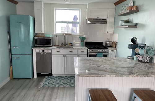 Hampton House | Blue Chill Cottage! Walk to Beach, restaurants, casino-Adorable Renovated-AC&WD