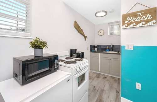 South Lake House | Blue Coral Studio – Cozy, modern, and beach-close. perfect for solo travelers or couples