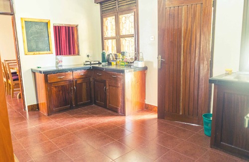 Jinja House | Blue Day-dream Villa in the heart of Jinja city