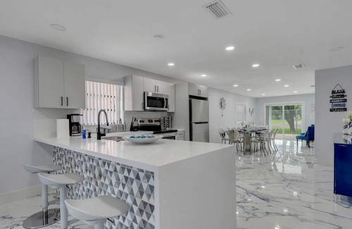 Hialeah House | Blue Diamond - Hialeah w/3 BR & 2 BA