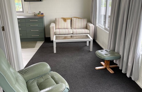 Raglan Apartment | Blue Dolphin Sea Views 3 Minute Walk To Town
