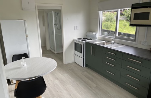 Raglan Apartment | Blue Dolphin Sea Views 3 Minute Walk To Town
