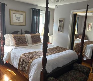 Niagara Falls Bed & Breakfast | Blue Gables Bed and Breakfast