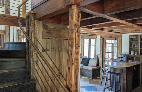 Cullowhee Cabin | Blue Ghost HostnSummer finale Autumn