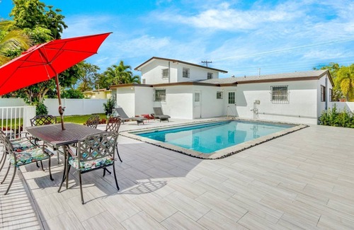 Hialeah House | Blue Haven - Hialeah | 5 Bdr., Priv. Pool, Near Airport!