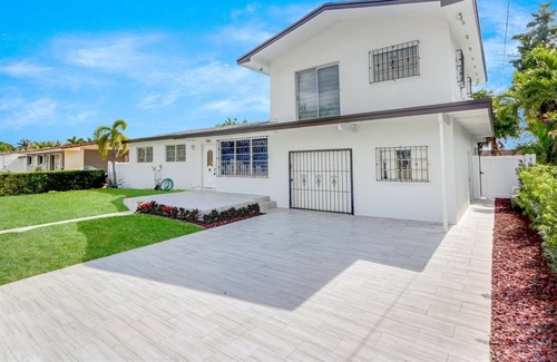 Hialeah House | Blue Haven - Hialeah | 5 Bdr., Priv. Pool, Near Airport!