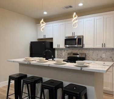 Northside Apartment | Blue Haven Modern 3BR 2BA Near Downtown