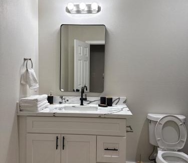Northside Apartment | Blue Haven Modern 3BR 2BA Near Downtown