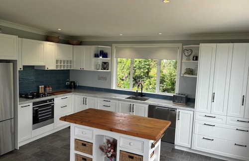 Colville House | Blue Haven - Stunning Views/Private/Pet Friendly/With Self Contained Cabin/Wi-Fi