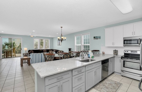 Surfside Beach House | Blue Hawaiian 6 Bedrooms Second Row