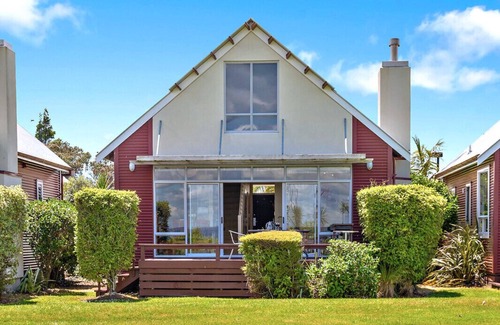 Okere Falls Cottage | Blue Heron Lodge - Hamurana Holiday Home