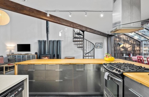 Surf Pines House | Blue Heron - Modern Coastal Retreat Close to Beach & w/ Modern Amenities