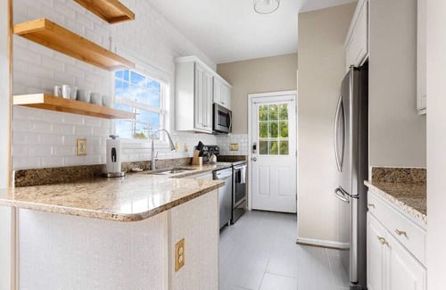 Rosewood House | Blue House on the Hill | Mins to USC | Sleeps 6