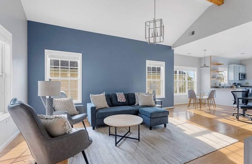 Rosewood House | Blue House on the Hill | Mins to USC | Sleeps 6