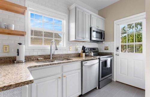 Rosewood House | Blue House on the Hill | Mins to USC | Sleeps 6