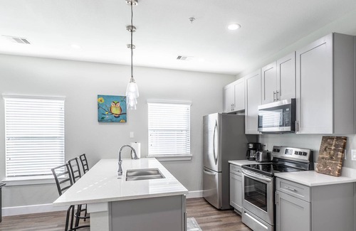 Clear Lake Shores Apartment | Blue Ivory: Neighborly Nest (2D)