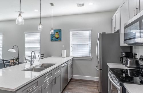 Clear Lake Shores Apartment | Blue Ivory: Neighborly Nest (2D)