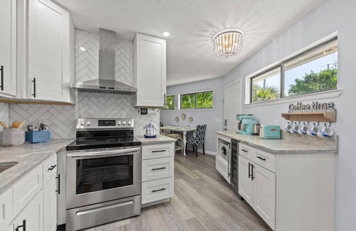 Riviera Beach Cottage | Blue Lagoon: Prvt Htd Pool, Sznl Hot Tub, FREE Daily Activities, Boho Chic Home!