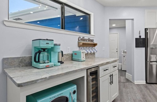 Riviera Beach Cottage | Blue Lagoon: Prvt Htd Pool, Sznl Hot Tub, FREE Daily Activities, Boho Chic Home!
