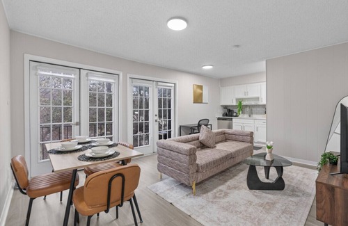 Pemberton Heights Apartment | Blue Magic UT Austin PacMan! Sleeps 5! Close to DT