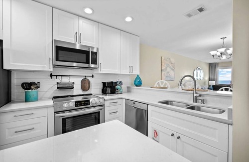 Sunnyside Condo | Blue Marlin by AvantStay | Beachfront w/Views, Pool Access, Beach Chairs