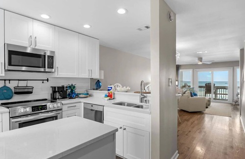 Sunnyside Condo | Blue Marlin by AvantStay | Beachfront w/Views, Pool Access, Beach Chairs
