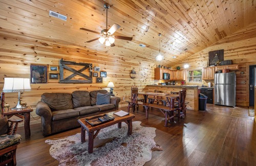 Pigeon Forge Cabin | Blue Mist - Cozy Family Cabin - Close to all attractions!