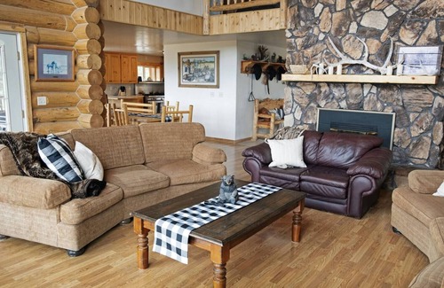 Newcastle House | Blue Mountain Ranch: 7 Bedrooms, Sleeps 20