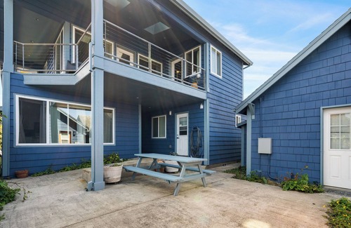 Rockaway Beach House | Blue Octopus #2 Beach Access