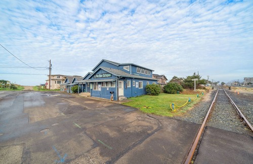 Rockaway Beach Cabin | Blue Octopus #4 Personal Beach Cabin