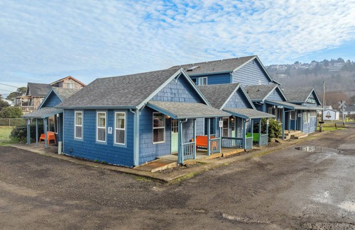 Rockaway Beach Cabin | Blue Octopus #4 Personal Beach Cabin